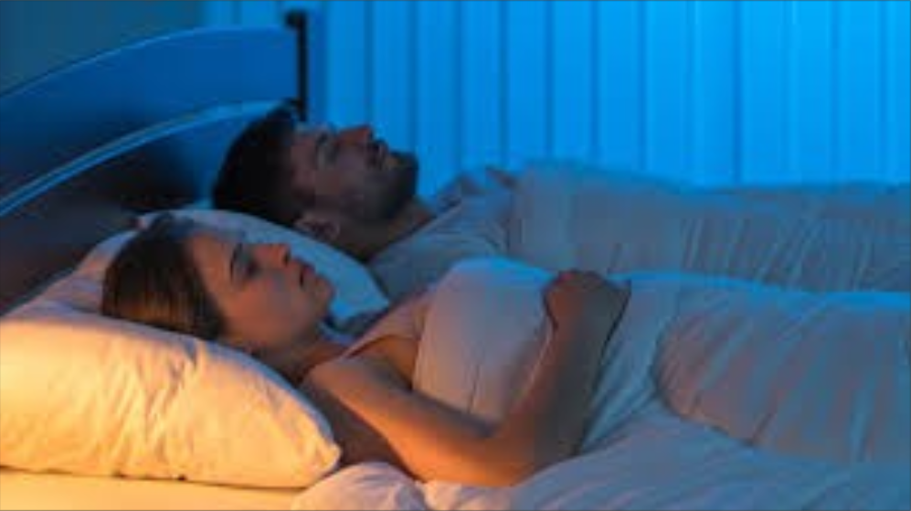  Estudio revela que el estadounidense promedio se duerme cerca de la medianoche, aunque muchos lamentan no acostarse más temprano